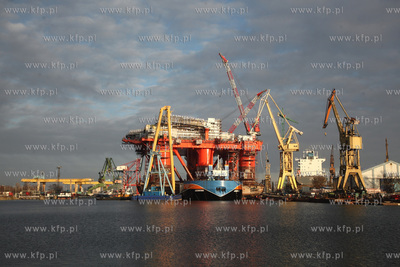 Platforma wiertnicza w Stoczni Remontowej w Gdansku.
13.12.2012
fot....