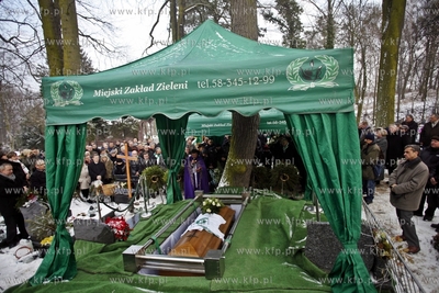 Cmentarz garnizonowy w Gdansku. Pogrzeb pilkarza i...