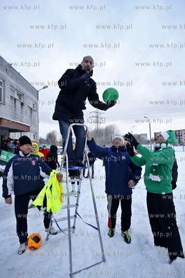 Gdansk Zaspa. Pilkarski turniej dzikich druzyn Do przerwy...