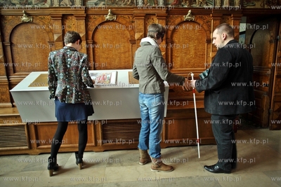 Gdansk. Dwor Artusa. Wystawa Prosimy dotykac eksponatow,...