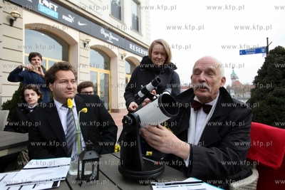 Sopot. Ludzie oglądają zaćmienie słońca. Nz. Janusz...