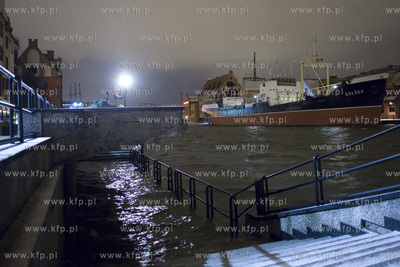 Gdańsk. Wysoki woziom wód Motławy, który jest efektem...