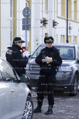 Strażnicy miejscy wypisują mandaty za źle zaparkowane...