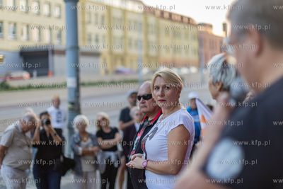 Manifestacja pod hasłem "Bo nie sprzedaje się praworządności"...