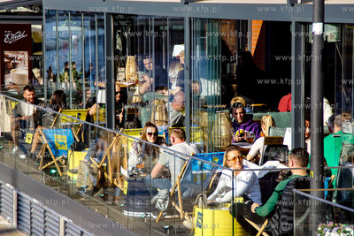 Weekend bez maseczek i z otwartymi ogródkami restauracji...