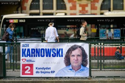 Kampania wyborcza 2023. Plakaty wyborcze na przystanku...