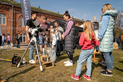 Ogląganie cześciowego, 13% zaśmienia słońca na...