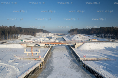 Zima na Mierzei Wiślanej. Zamarznięty Kanał przez...