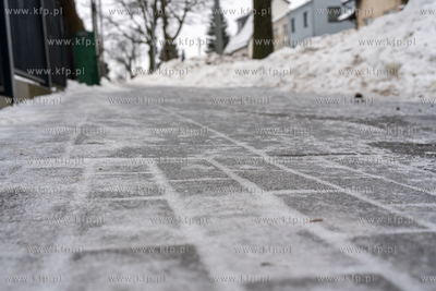 Oblodzone chodniki po maznacych opadach deszczu. 06.02.2026...
