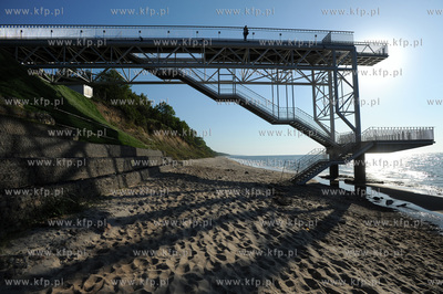 Trzesacz. Gotowe zejscie na plaze budowane od 2007...