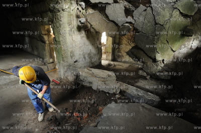 Westerplatte. Prace remontowe na terenie dawnych koszar...