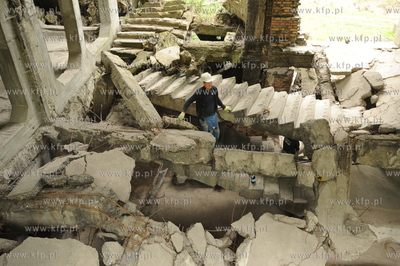 Westerplatte. Prace remontowe na terenie dawnych koszar...