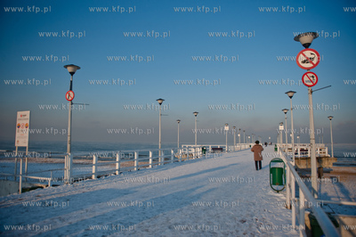 Gdansk. Mrozne popoludnie na plazy w Brzeznie. Niskie...