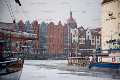 Gdansk. Niskie temperatury skuly lodem wody Motlawy....