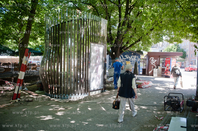 Gdansk. Plac Dariusza Kobzdeja. Montaz nowoczesnej,...