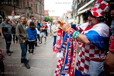 Gdansk. Ulica Dluga. Chorwaccy kibice na ulicach starego...