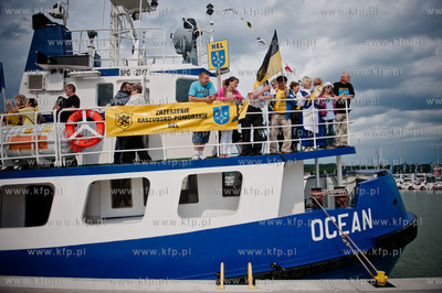 Sopot. Grupa kaszubow z polwyspu helskiego przyplynela...
