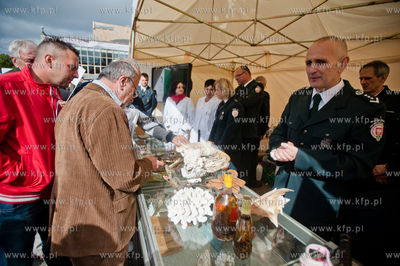 Gdansk. Targ Weglowy. Wielki Festyn Rodzinny, swietujacy...