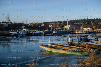 Skuty lodem port rybacki w Swibnie na wyspie Sobieszewskiej.
05.01.2016
fot....