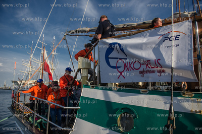 Gdynia. Basen Prezydenta. Uczestnicy Onko-Rejsu wyruszaja...