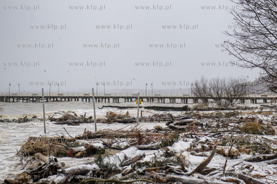 Gdynia. Orłowo. Skutki nocnego sztormu na Bałtyku.
05.01.2017
fot....