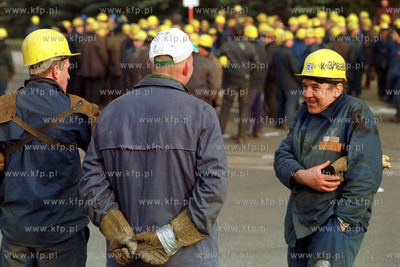 Strajk w Stoczni Gdynia S.A. Przed budynkiem dyrekcji...