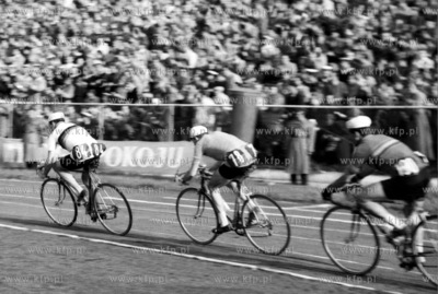 Meta etapu Wyscigu Pokoju na stadionie Lechii Gdansk.Wygral...