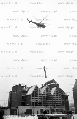 Wyciaganie kominow za pomoca helikoptera z kotlowni...