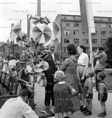 Uliczna sprzedaz papierowych letnich ozob: parasolek,...