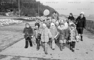 Gdynia. Bulwar Nadmorski. Dzieci ida topic Marzenne...