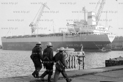 W stoczni im. Komuny Paryskiej w Gdyni. Na drogim planie...