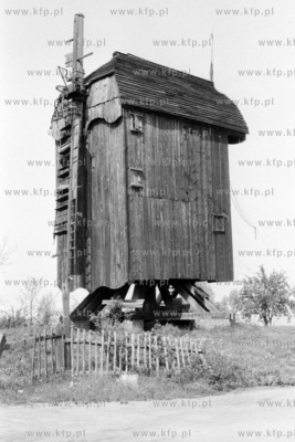 Zabytkowy drewniany wiatrak kozłowy w Drewnicy na...