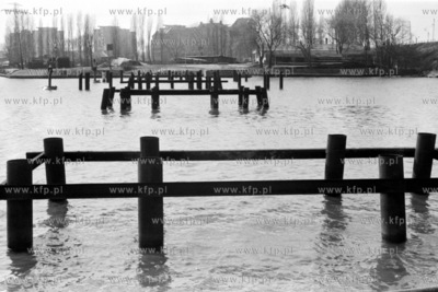 Budowa tymczasowej przeprawy przez Martwa Wisłe łączacą...