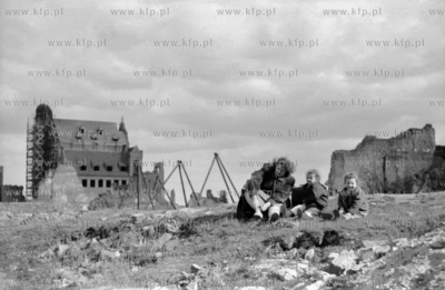 Rodzinny wypoczynek na gruzach ulicy św. Ducha w Gdańsku.
1950
0009749z
Fot....