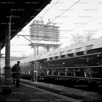 Na peronie dworca PKP Gdańsk Główny. Na drugim planie...