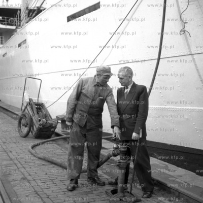 Pracownik portu przy obsłudze statku. (Lata 60).
1965
0000176z
Fot....