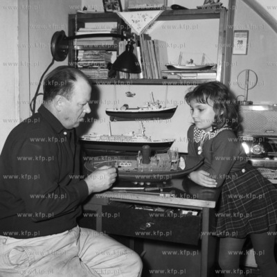 Dziewczynka przygląda się modelowi statku prezentowanego...