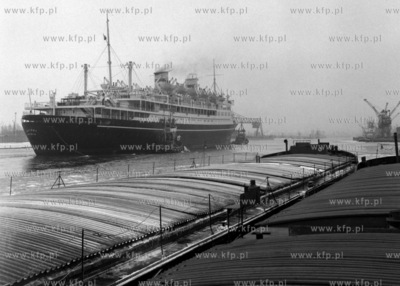 Transatlantyk Batory wpywa do portu w Gdyni. (lata60).
1965
0004018z
Fot....