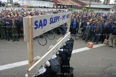 Wiec ok. 300 pracownikow Stoczni Gdanskiej . Stoczniowcy...