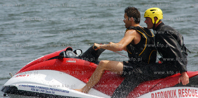 Aktor Maciej Zakoscielny plywa na skuterze wodnym po...