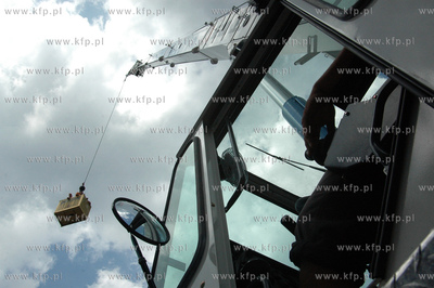 55-metrowy dzwig firmy Castel Group stojacy na ul....