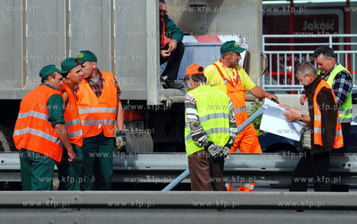 Gdynia ul. Morska. Ekipa robotnikow ustawia tablice...