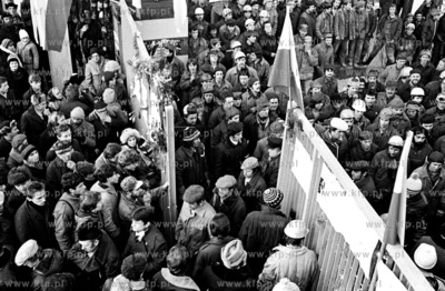 Stan wojenny w Polsce. Nz. tlumy stoczniowcow i mieszkancow...