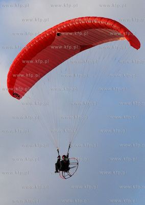 Rewa jesienia. Nz. Paralotniarz 19.11.2006Fot....