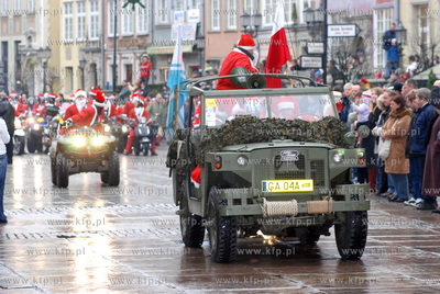 Okolo 380 Mikolajow na swych wspanialych dwu  i czterokolowych...
