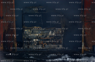 Dwa autobusy oraz hala warsztatowa nalezace do firmy...