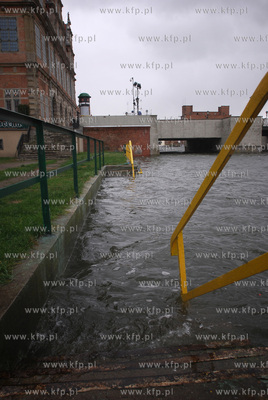 Mocny polnocny wiatr i zwiazana z tym cofka spowodowaly...
