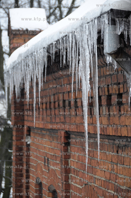 Straz z Pelplina podczas usuwania niebezpiecznych lodowych...