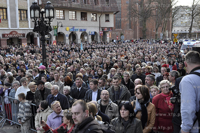Cialo tragicznie zmarlego, w katastrofie lotniczej...