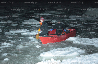 Ustronie Morskie. Strazacy uratowali sarne dryfujaca...